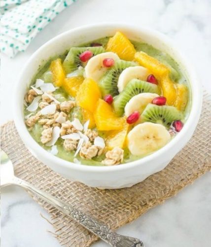 Grüner Kiwi-Smoothie-Bowl mit Spinat und Kokosnussmilch
