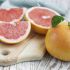 Iss eine Grapefruit während du Kaffee trinkst