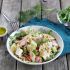 Frühlingshafter Farfalle Salat mit Radieschen, Gurke und Dill