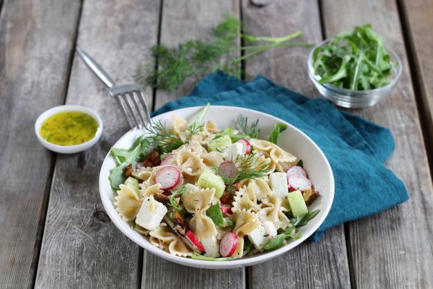 Frühlingshafter Farfalle Salat mit Radieschen, Gurke und Dill