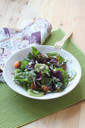 Salat mit Räucherlachs und Kiwi