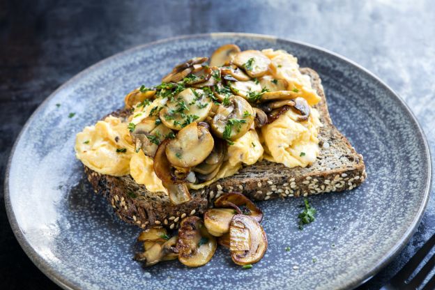 Toast mit Champignons und Ei