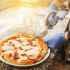 Pizza mit Schere schneiden