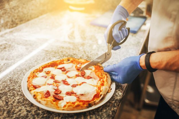 Pizza mit Schere schneiden