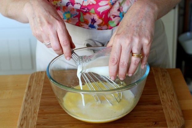 Milch und Vanilleextrakt hinzugeben