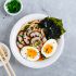 Ramen mit Nori Algen und Sesam