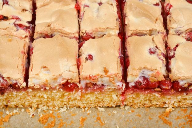 Johannisbeerkuchen mit Baiserhaube