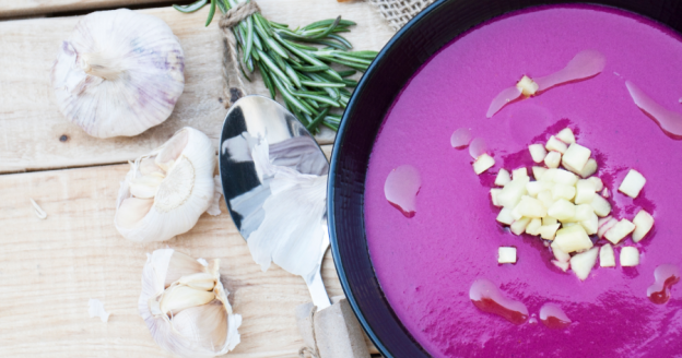 Lila Suppe mit Rotkohl