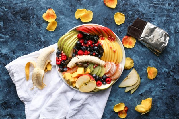 Obstsalat mit dunkler Schokolade