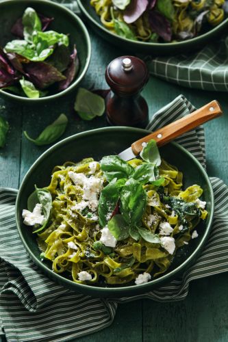 Tagliatelle mit Spinat-Basilikumpesto und Ziegenkäse