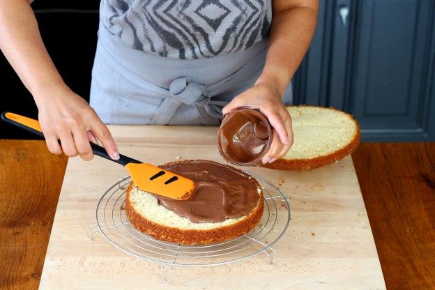 Den Kuchen bestreichen