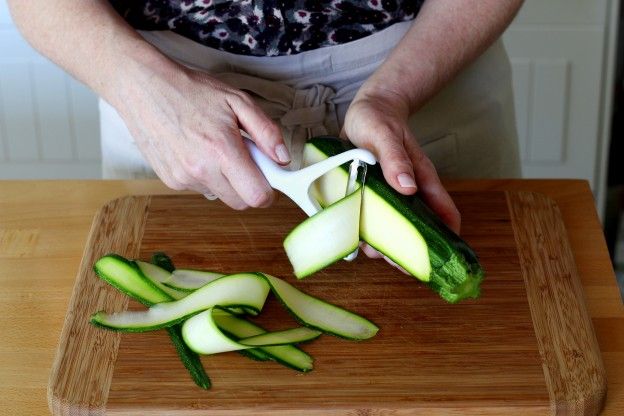 Zucchini in Streifen schneiden