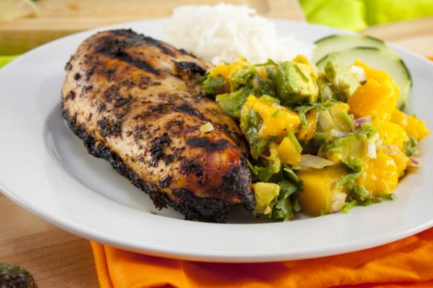 Gegrilltes Hühnchen mit Avocado Mango Salsa