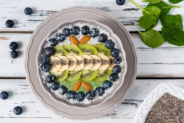 Chia-Smoothie-Bowl mit Früchten