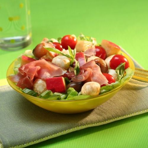 tomaten-mozzarella-salat mit äpfeln