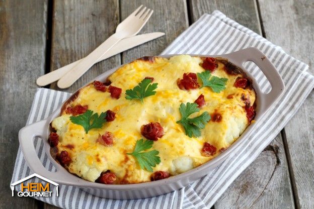 Blumenkohlauflauf mit Béchamel-Käsesoße und Serrano-Schinken