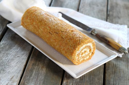 Rezept für eingerollten Carrot Cake! Saftiger Biskuitboden mit Mascarpone!