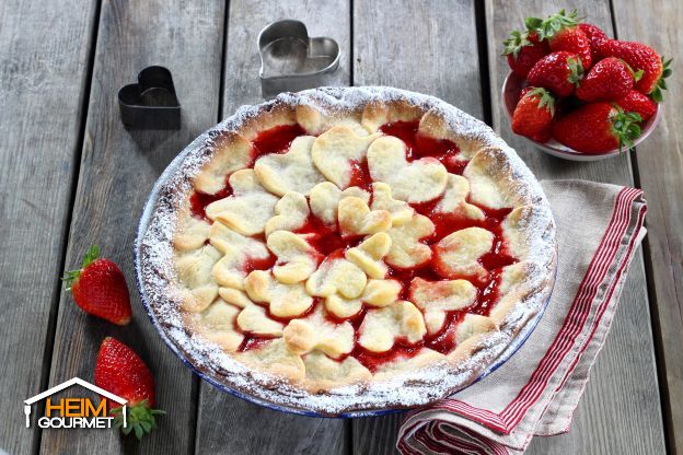 Erdbeertarte mit süßen Herzchen