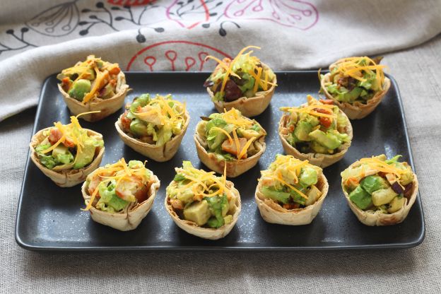 Mini Tortilla-Becher mit Avocado und Hühnchen