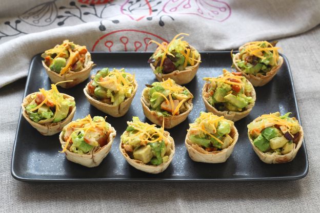 Mini Tortilla-Becher mit Avocado und Hühnchen