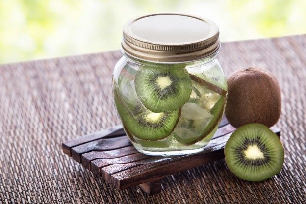 Detox Water mit Kiwis
