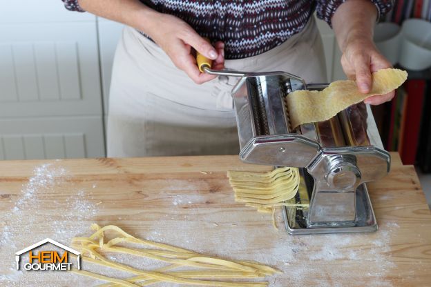 Tagliatelle schneiden