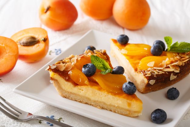 Puddingkuchen mit Sommerfrüchten