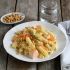 Fusilli in fruchtig-cremiger Lachs-Orangen-Sauce mit gerösteten Pinienkernen