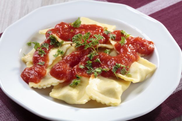 Ravioli mit Tomatensoße