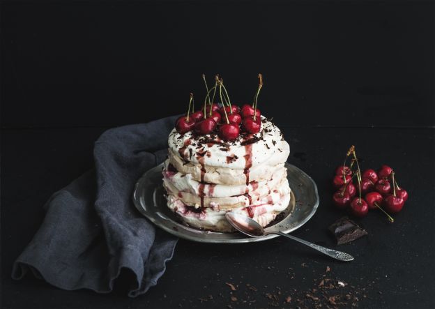 Schokoladenpavlova mit Kirschen