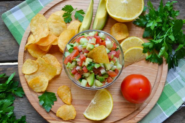 Tomaten-Avocado-Salsa mit Limette & Koriander