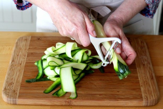 Zucchini schälen