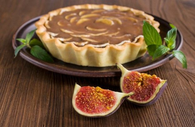 Karamell-Tarte mit Feigen und Bananen