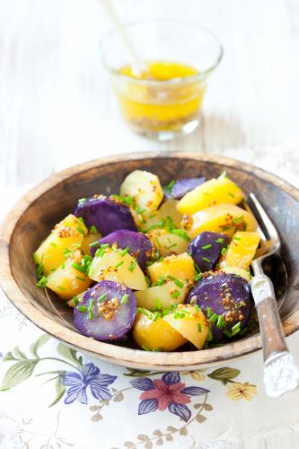 Kartoffelsalat mit blauen Kartoffeln