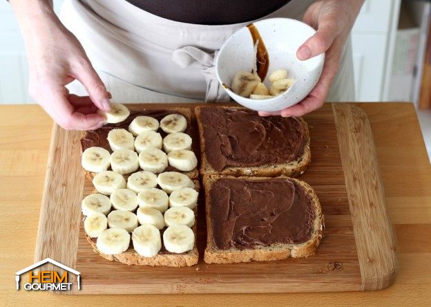 Die Bananenscheiben auf 2 Toastscheiben verteilen