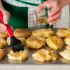 6. Schritt: Kartoffeln mit Öl einpinseln