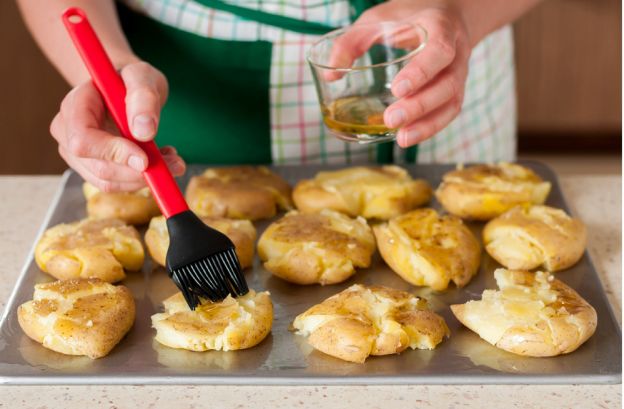 6. Schritt: Kartoffeln mit Öl einpinseln