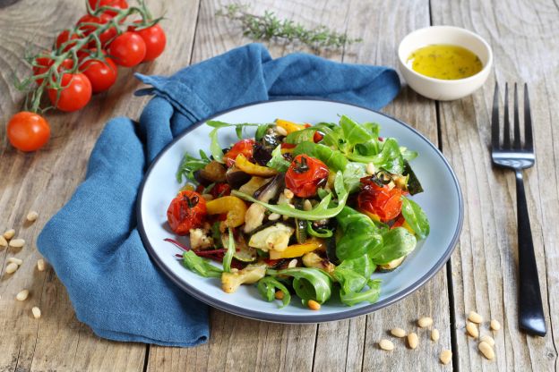 Sommersalat mit mariniertem Ofengemüse