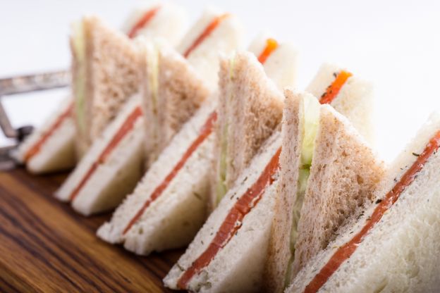 Sandwich gefüllt mit Lachs und Allerlei