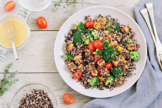 Quinoa-Bowl mit buntem Gemüse
