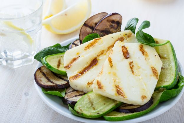 Gebratener oder gegrillter Halloumi mit Gemüse