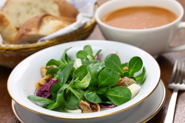 Salat mit Feldsalat, roter Beete und Nüssen