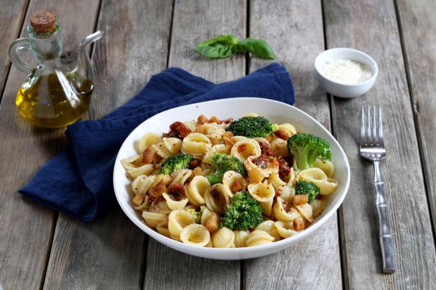 ORECCHIETTE mit Brokkoli, Sardellen und getrockneten Tomaten