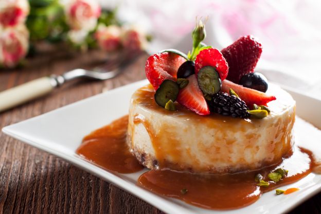 Veganer Cheese-Cake mit Nussboden und Waldfrüchten