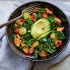 Grünkohlsalat mit Süßkartoffeln , Avocado und Kürbiskernen