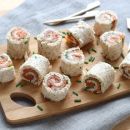 Stilvolles Fingerfood: Lachsröllchen mit feinem Schnittlauch