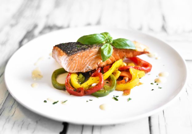 Lachs auf gegrillter Paprika