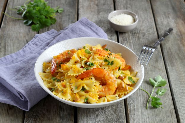 Farfalle mit cremigem Hokkaido und knackigen Gambas