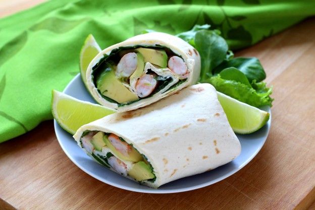 Wraps mit Avocado, Garnelen und Hummus