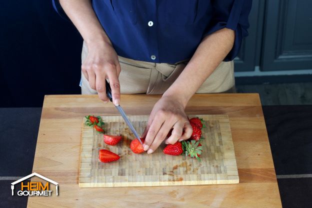 Zubereitung der Erdbeeren und des Sirups